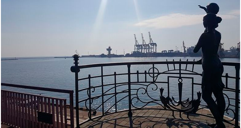 Памятник жене моряка. Одесса, морской вокзал.